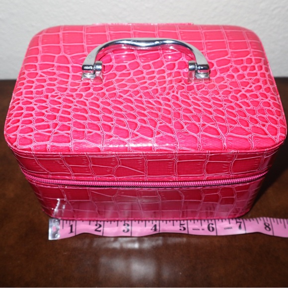 Stylish Pink Crocodile-Embossed Women's Bag - Picture 8 of 8